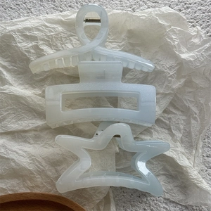 Lot de trois pinces à cheveux blanc nacré aux motifs géométriques élégants d'étoile de mer