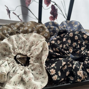 Lot de grands chouchous en mousseline fleurie en marron bleu beige et noir motif daisy