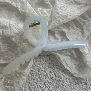 Vue détaillée d'une pince à cheveux étoile de mer blanc nacré en acétate brillant