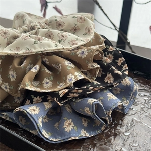 Set de chouchous en mousseline florale en blanc, marron, noir et bleu avec marguerites