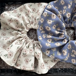 Chouchous XL en mousseline à imprimé floral crème et bleu pour des coiffures élégantes