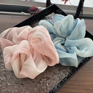 Grandi elastici per capelli in chiffon sfumato stile inchiostro rosa e blu su vassoio