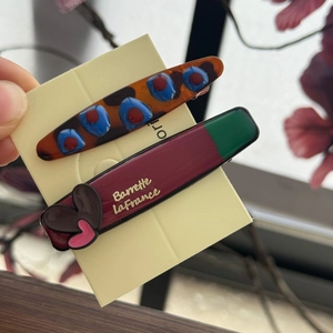 Detailansicht des Haarspangen-Sets mit Herzmuster im französischen Vintage-Stil