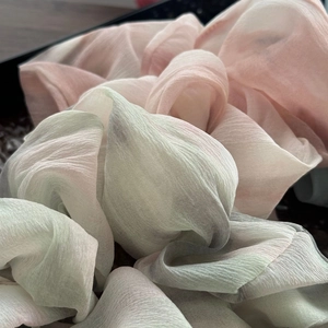 Elastico per capelli grande in chiffon stile inchiostro con sfumature floreali pieghettate