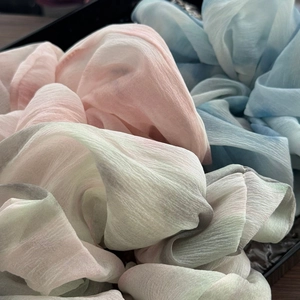 Macro di elastici in chiffon che mostra la trama simile alla seta e i toni pastello