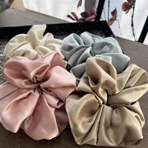 Elegantes Set aus großen Satin-Haargummis in neutralen Tönen für Zöpfe