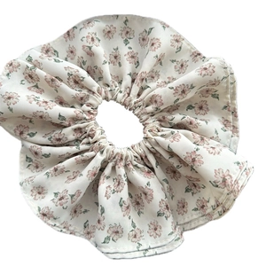Chouchou en mousseline avec fleurs roses sur tissu beige et design froissé à plusieurs couches