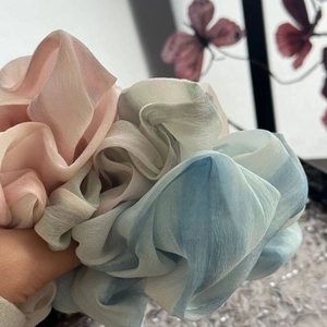 Macro di grandi elastici in chiffon con trama a pieghe e sfumature di colore delicate