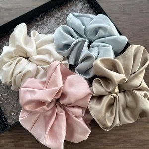 Elegantes Satin-Haargummi-Set in vier sanften Farben wie Champagner und Hellblau