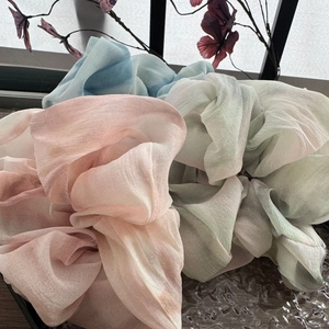 Dettaglio di grandi elastici in chiffon con motivo sfumato a inchiostro e texture morbida