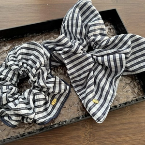 Chouchou en Tissu à Rayures Bleues Style Français Grand Nœud Foulard Attache Cheveux Avec Étiquette Métallique Fait Main