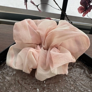 Vista dettagliata di un elastico in chiffon rosa su un vassoio elegante