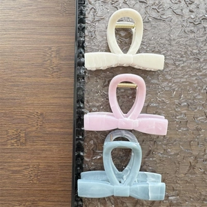 Lot de 3 pinces à cheveux nœud à motif marbré en coloris crème, rose et bleu-gris