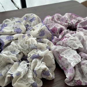 Elastico per capelli floreale con pizzo bianco e motivi a rose viola e rosa da donna