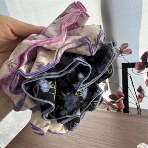 Dettaglio dell'elastico floreale che mostra la trama in chiffon e le cuciture fini
