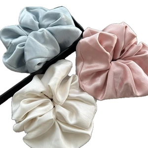 Dreiteiliges Set aus Satin-Haargummis in Hellblau, Zartrosa und hellem Beige-Creme