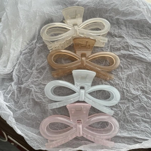 Set aus vier Haarklammern in Schleifenform in Beige, Bernsteinbraun, Blau und Hellrosa