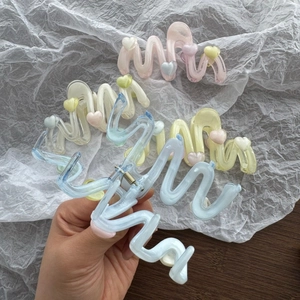 Set pastellfarbener Wellen-Haarklammern mit bunten Herz-Details für elegante Frisuren