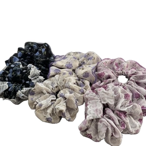 Set di tre elastici per capelli floreali con bordo in pizzo bianco e stampe di rose miste