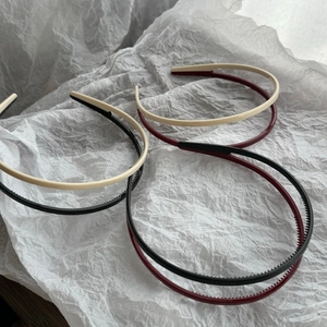 Close-up of non-slip inner teeth on slim candy color headbands for daily hair styling
