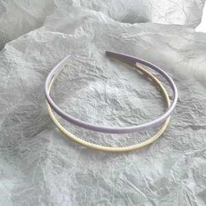Detail of matte candy-colored headbands with anti-slip teeth for secure daily wear