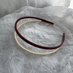 Detailed view of candy color headbands featuring non-slip inner teeth and glossy resin finish