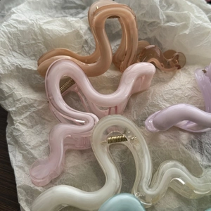 Morandi colors large resin hair claws with wavy S-curve design in multiple soft shades