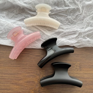Set de cuatro pinzas para el cabello de 8 cm en crema, rosa, negro brillo y negro mate