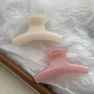 Detalle de pinzas para el cabello de 8cm en resina crema y rosa con muelle dorado