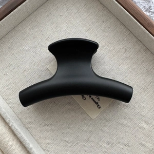 Detalle de la pinza para el cabello de 8cm en negro mate con textura esmerilada de calidad