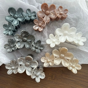 Pearlescent Flower Hair Claw Clip For Women Elegant Three Flowers Marbled Large Shark Clip Fashion Hair Grip Styling Accessory