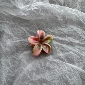 Detailed macro view of small 4cm marble-textured floral hair claw with ink wash pattern