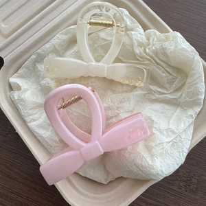 Elegant marble pattern bow hair clips set in creamy white and soft pink resin