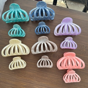 Detailed comparison of marble pattern hair claw clips in two sizes and six colors