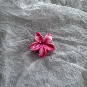 Detailed macro view of the marble pink floral cellulose acetate hair claw clip