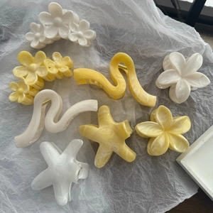 Pinze per capelli in marmo giallo limone e bianco crema con fiori e stelle marine
