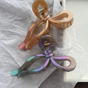 Perlmuttartige 3D-Bogenhaarklammern in schillerndem Violett und Champagnergold