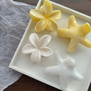 Set di 4 mollette per capelli a forma di fiore e stella marina in giallo e bianco