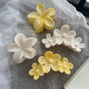 Set di mollette per capelli a forma di plumeria marmorizzata gialla e bianca