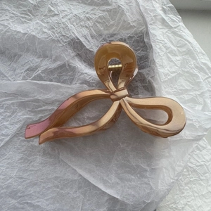 Detail der eleganten Haarklammer in Champagner-Gold mit perlmuttartigem Finish