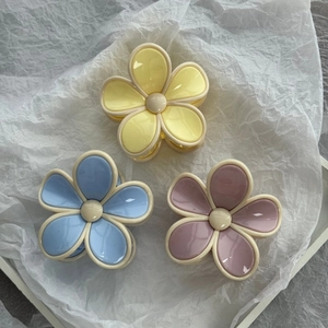 Three-piece set of macaron color flower hair claws in yellow, blue and pink glossy finish