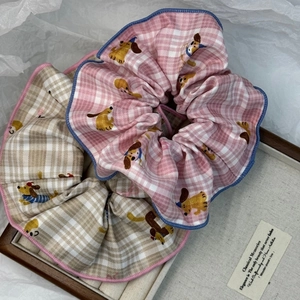 Scrunchie a quadretti con stampa di cagnolini in rosa e beige per capelli eleganti