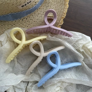 Morandi macaron colored matte hair claws set for thick hair in pastel blue and pink tones