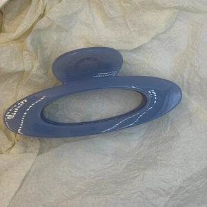 Grosse pince à cheveux ovale évidée en résine élégante de couleur bleu brume