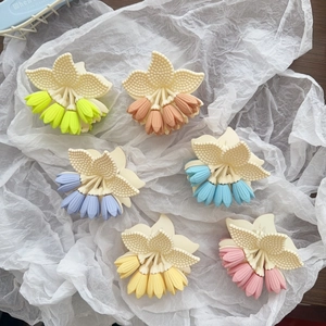 Set mit sechs matten Maiglöckchen-Haarklammern in verschiedenen Pastellfarben