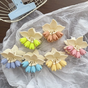 Matte Blumen-Haarklammern in verschiedenen Pastellfarben wie Tulpen-Designs