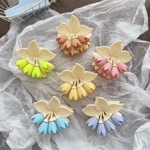 Matte Tulpen-Haarklammern Set in sechs Pastellfarben auf weißem Hintergrund