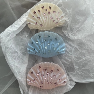 Pinces à cheveux coquillage en crème, bleu et rose avec des strass colorés élégants