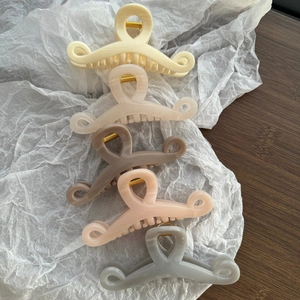 Five-piece large wavy shark hair clips set in neutral colors for elegant styling