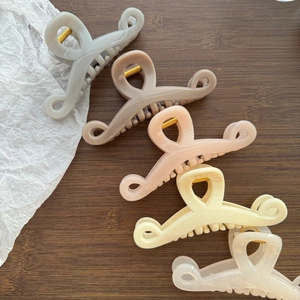 Neutral wavy resin hair claw clips set in five elegant colors for women's hair styling